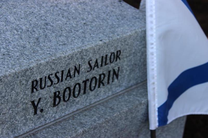 Памятник русскому матросу Y. Bootorinу на Мэри-Айленде, США